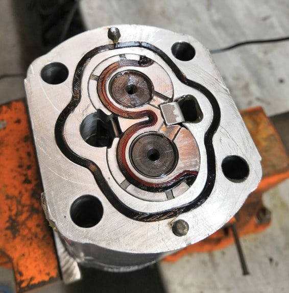 Photo intérieur corps de pompe hydraulique à engrenages face arrière